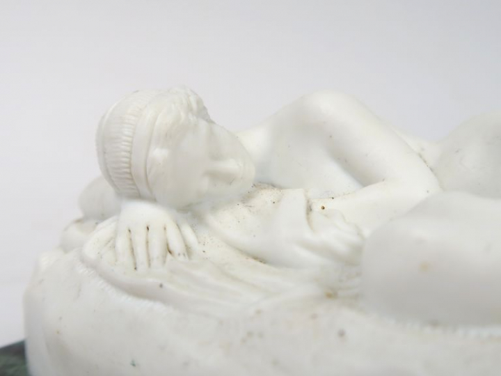 Sujet XIXème en biscuit "Jeune fille endormie" sur un socle en marbre 