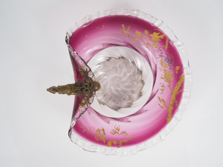 Coupe Napoléon III en cristal et émail doré, monture en bronze. H. : 2