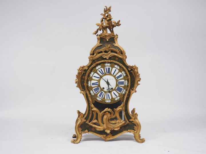 Cartel de style Louis XV en vernis Martin à décor de fleurs polychrome