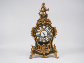 Vente aux enchères Cartel de style Louis XV en vernis Martin à décor de fleurs polychrome