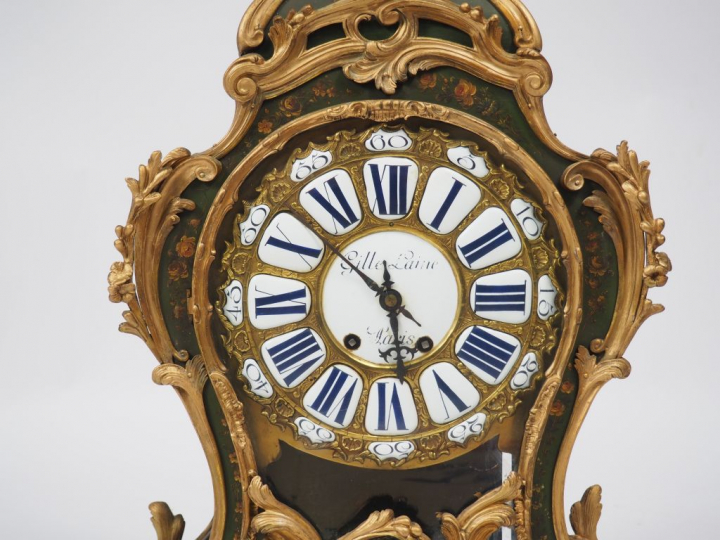 Cartel de style Louis XV en vernis Martin à décor de fleurs polychrome