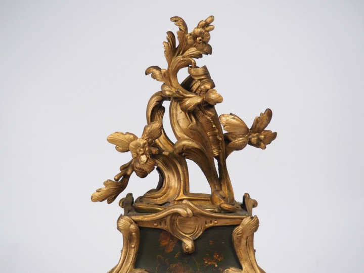 Cartel de style Louis XV en vernis Martin à décor de fleurs polychrome