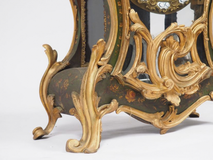 Cartel de style Louis XV en vernis Martin à décor de fleurs polychrome