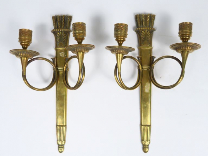 Paire d'appliques de style Empire en bronze à décor de cors de chasse,