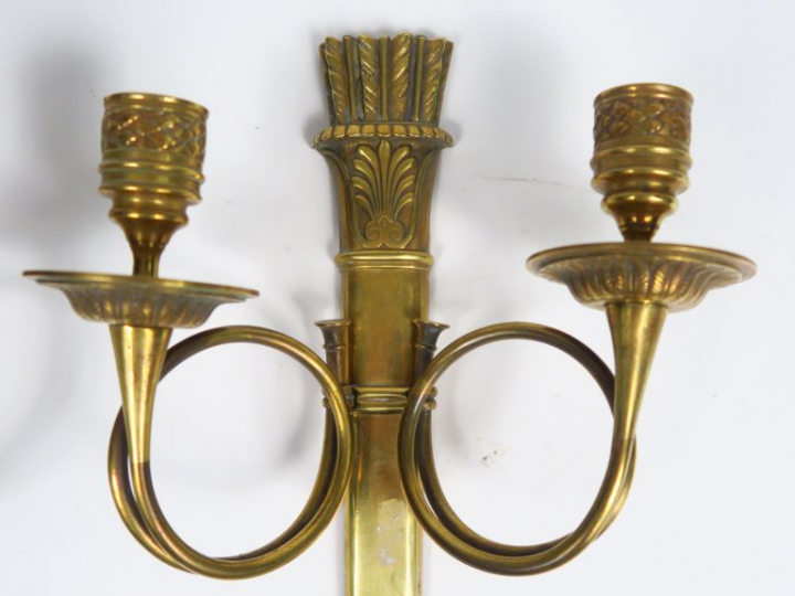 Paire d'appliques de style Empire en bronze à décor de cors de chasse,