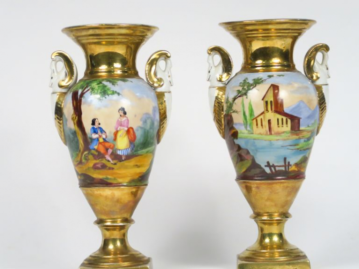 Paire de vases Restauration en porcelaine polychrome à décor de scènes