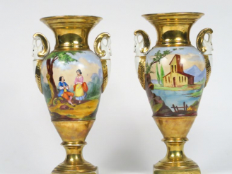 Vente aux enchères Paire de vases Restauration en porcelaine polychrome à décor de scènes