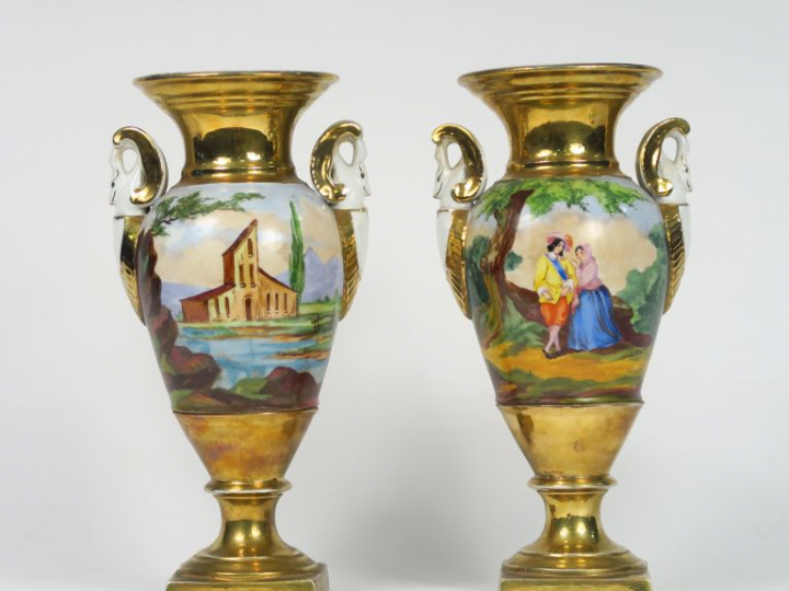Paire de vases Restauration en porcelaine polychrome à décor de scènes