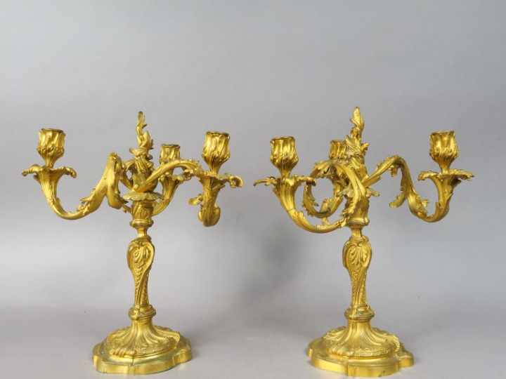 Paire de candélabres XIXème en bronze doré de style rocaille, éclairan