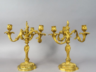Vente aux enchères Paire de candélabres XIXème en bronze doré de style rocaille, éclairan