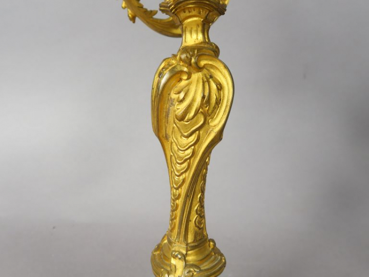 Paire de candélabres XIXème en bronze doré de style rocaille, éclairan