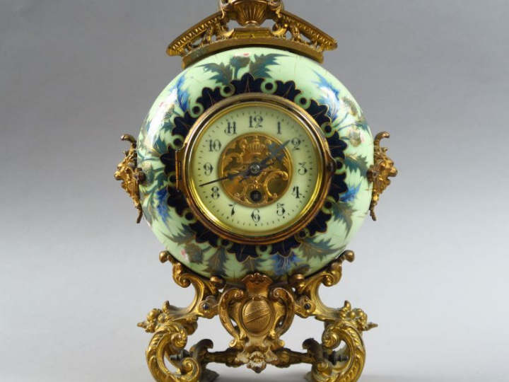 Pendule Napoléon III en bronze et émail polychrome à décor de chardons
