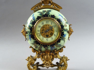 Vente aux enchères Pendule Napoléon III en bronze et émail polychrome à décor de chardons