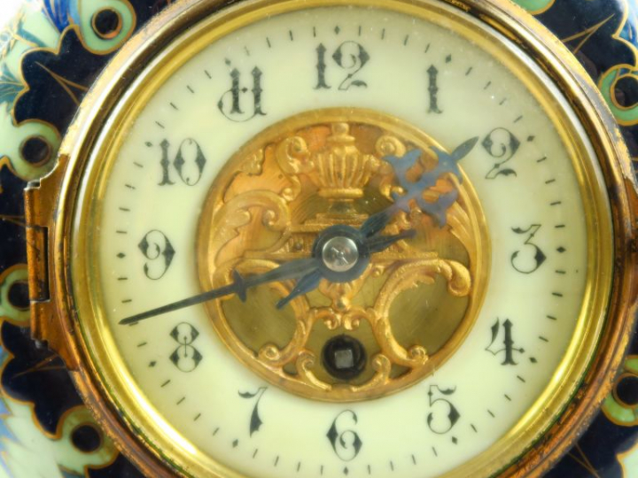 Pendule Napoléon III en bronze et émail polychrome à décor de chardons