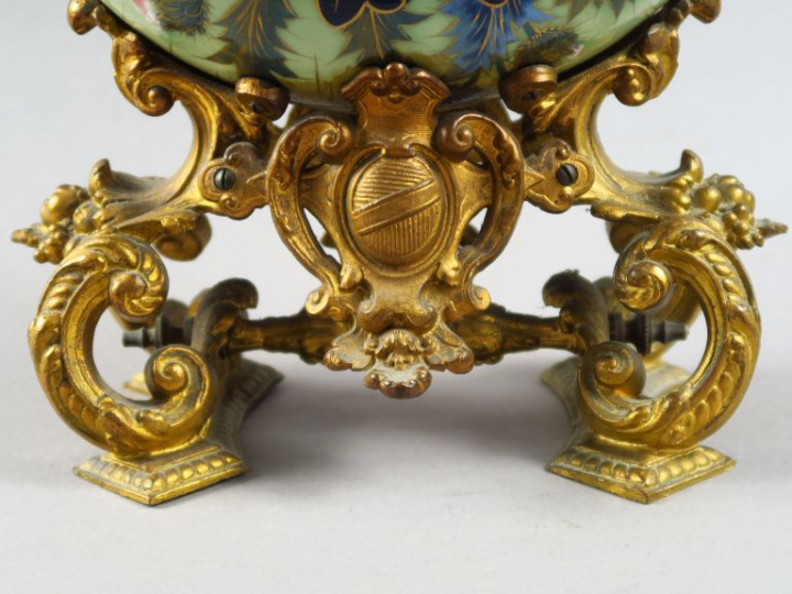 Pendule Napoléon III en bronze et émail polychrome à décor de chardons