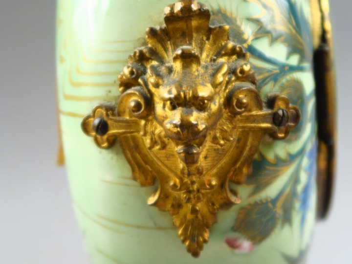 Pendule Napoléon III en bronze et émail polychrome à décor de chardons