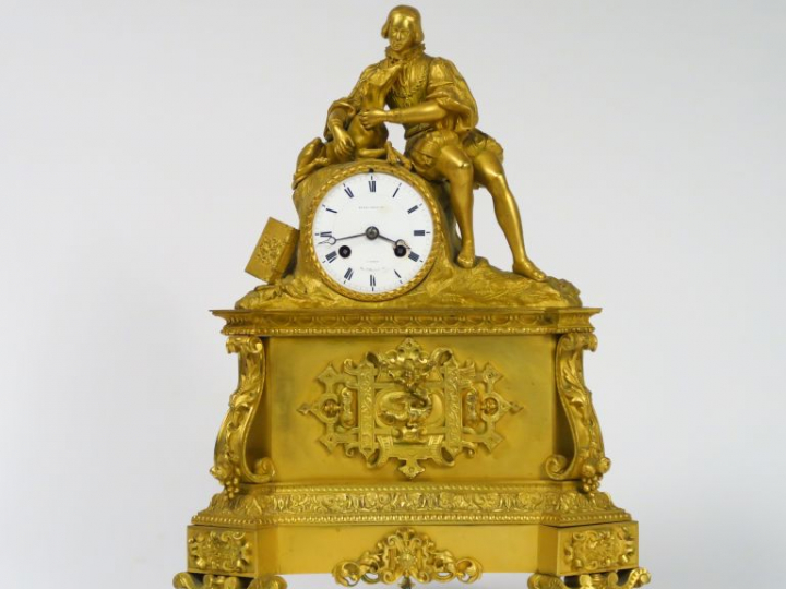 Pendule Restauration en bronze doré à décor d'un gentilhomme de la Ren