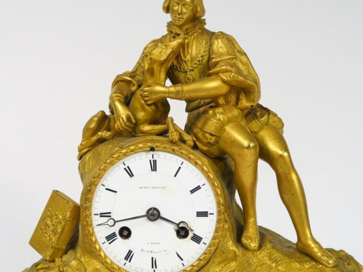 Pendule Restauration en bronze doré à décor d'un gentilhomme de la Ren