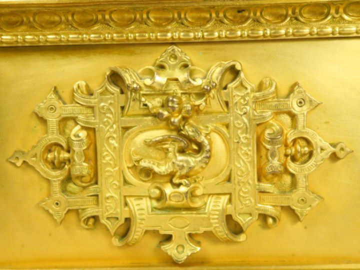 Pendule Restauration en bronze doré à décor d'un gentilhomme de la Ren