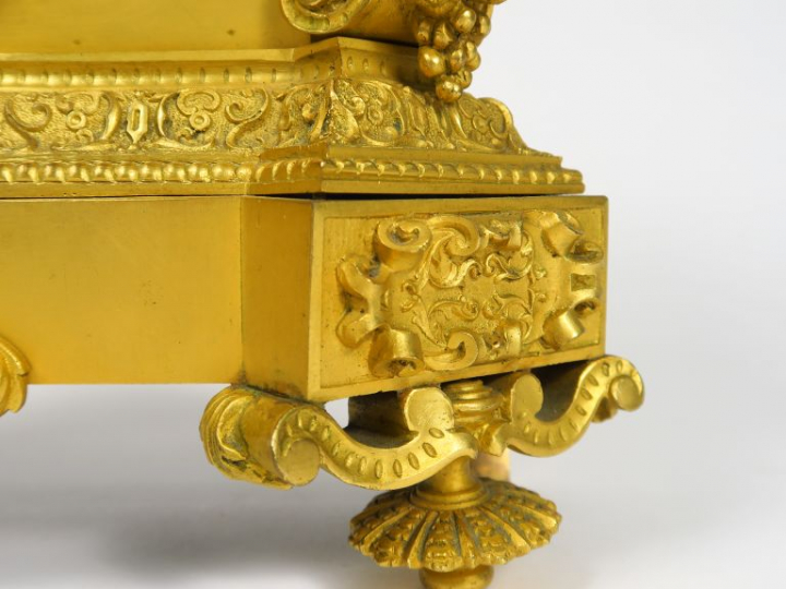 Pendule Restauration en bronze doré à décor d'un gentilhomme de la Ren