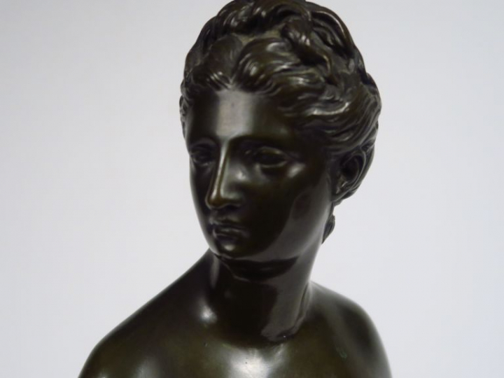 HOUDON. "Diane chasseresse".  Sculpture en bronze à patine verte sur u