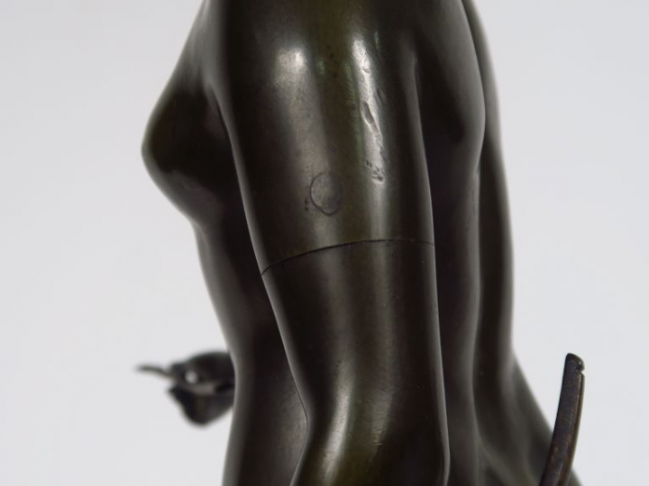 HOUDON. "Diane chasseresse".  Sculpture en bronze à patine verte sur u