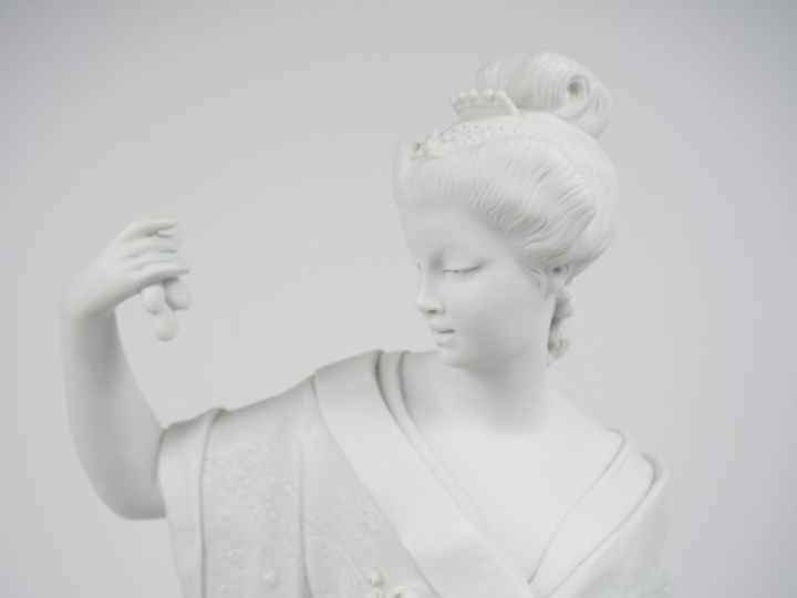 Ch. MASSÉ. "Elégante japonaise". Grand sujet en biscuit de Sèvres, Sig