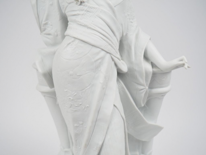 Ch. MASSÉ. "Elégante japonaise". Grand sujet en biscuit de Sèvres, Sig