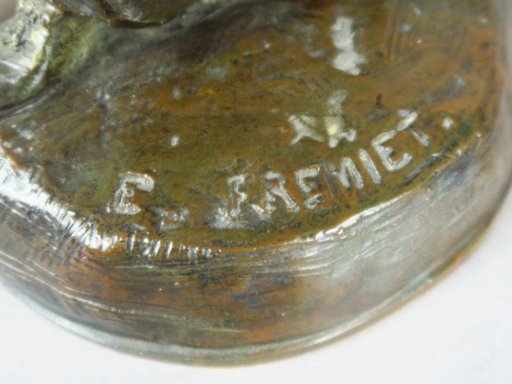 E. FREMIET. "Elégante au chiot". Sujet en bronze sculpté à patine brun