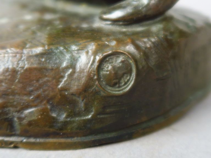 E. FREMIET. "Elégante au chiot". Sujet en bronze sculpté à patine brun