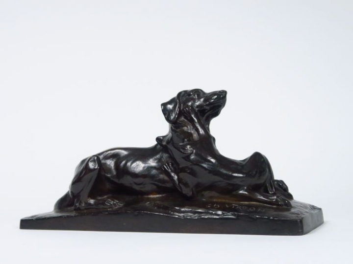 CH. VIRION. "Chien et chat". Groupe en bronze sculpté à patine brune, 