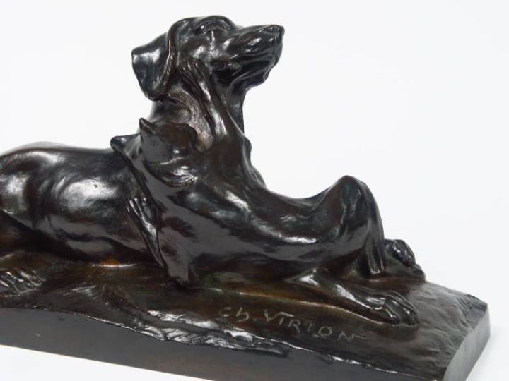 CH. VIRION. "Chien et chat". Groupe en bronze sculpté à patine brune, 