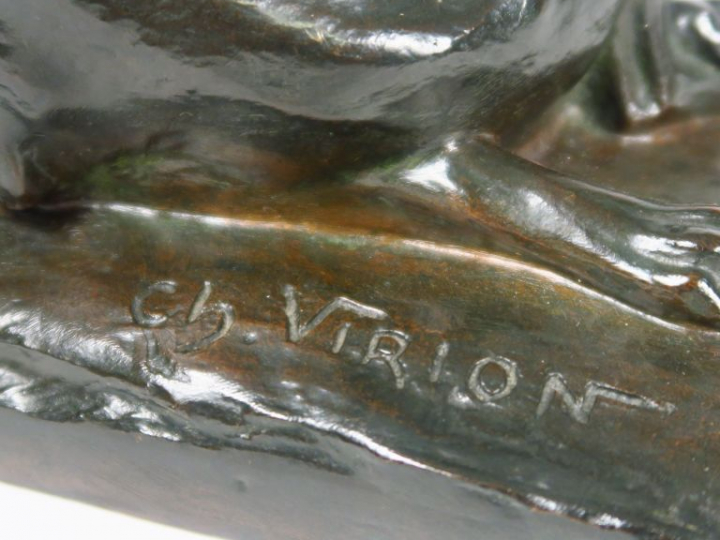 CH. VIRION. "Chien et chat". Groupe en bronze sculpté à patine brune, 