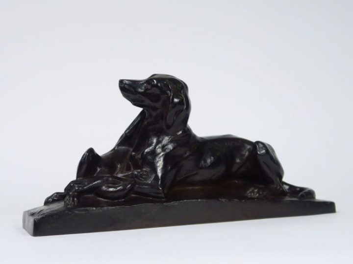 CH. VIRION. "Chien et chat". Groupe en bronze sculpté à patine brune, 