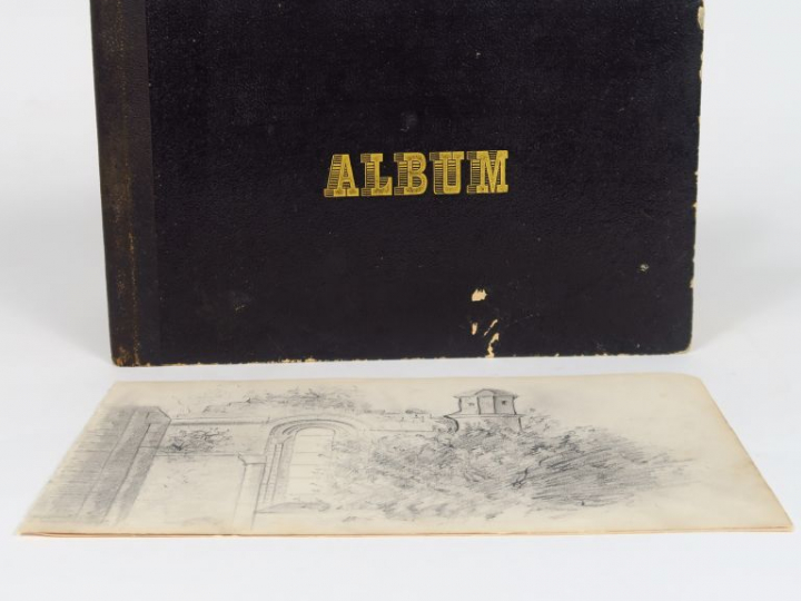 Ensemble de 13 dessins au crayon et à la plume et un carnet de croquis