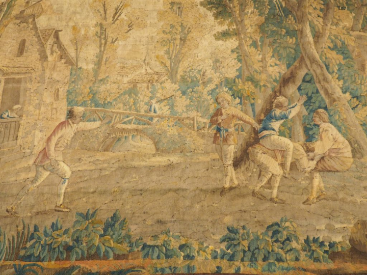 Tapisserie XVIIIème à décor d'enfants jouant devant une chaumière. Dim