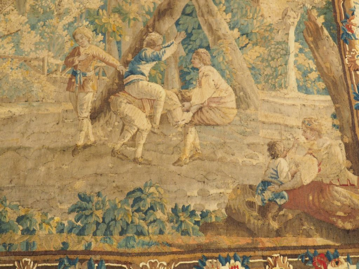 Tapisserie XVIIIème à décor d'enfants jouant devant une chaumière. Dim