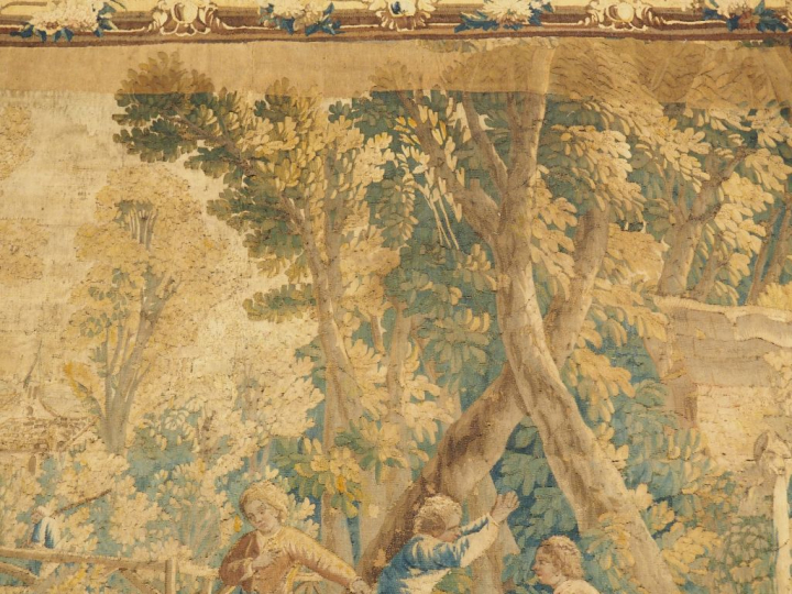 Tapisserie XVIIIème à décor d'enfants jouant devant une chaumière. Dim