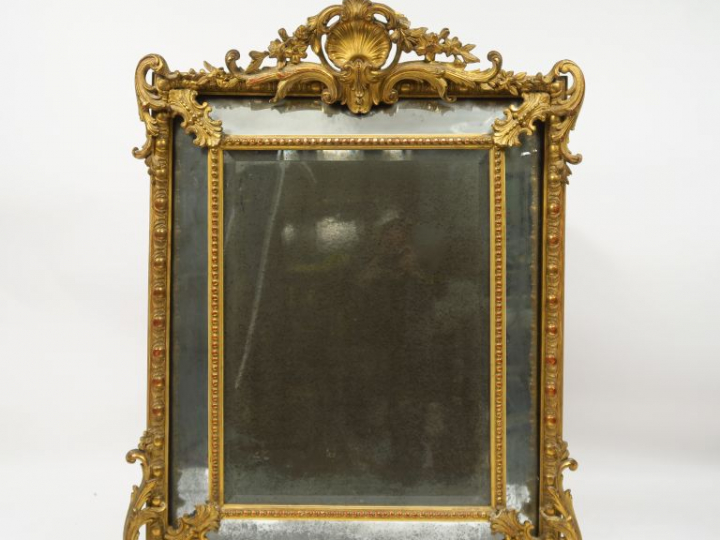 Glace à parecloses Napoléon III en bois et stuc doré, à décor de perle