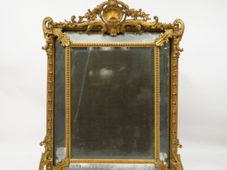 Vente aux enchères Glace à parecloses Napoléon III en bois et stuc doré, à décor de perle