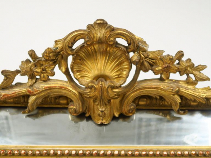 Glace à parecloses Napoléon III en bois et stuc doré, à décor de perle