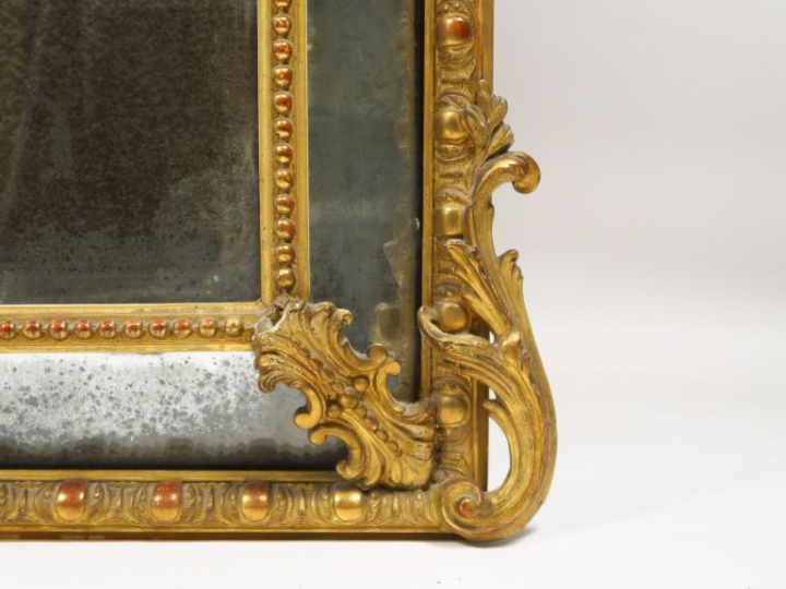 Glace à parecloses Napoléon III en bois et stuc doré, à décor de perle