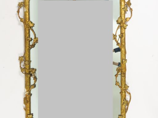 Glace fin XIXème en bois et stuc doré, à décor de pampres et d'oiseaux