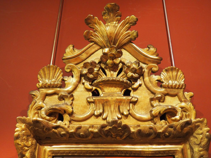 Miroir fin XVIIIème début XIXème en bois et sutc doré à décor de rince
