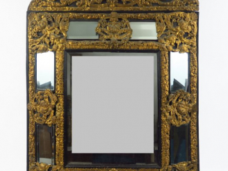 Vente aux enchères Glace à parecloses Louis XIV en bois noirci et laiton repoussé à décor