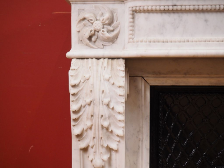 Cheminée XIXème de style Louis XVI en marbre blanc à décor de consoles
