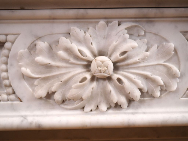 Cheminée XIXème de style Louis XVI en marbre blanc à décor de consoles