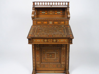 Vente aux enchères Bureau syrien 1900 en marqueterie ouvrant à deux tiroirs, un abattant 