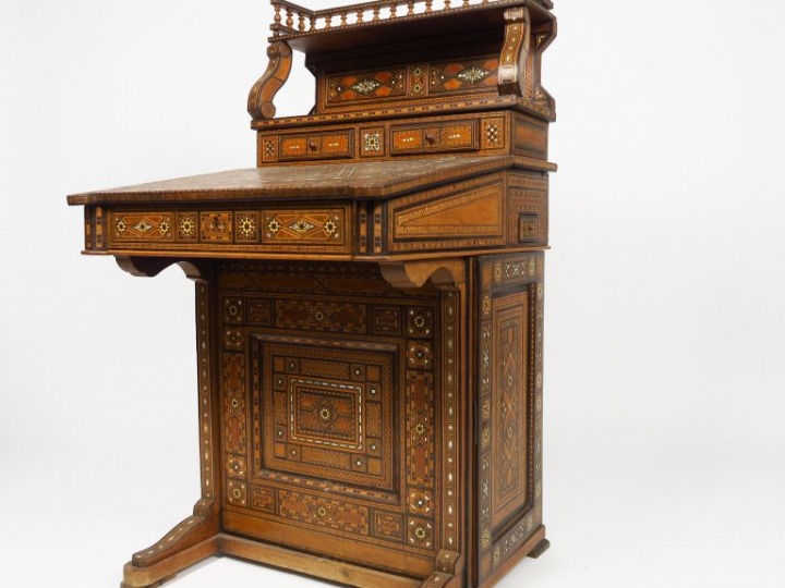 Bureau syrien 1900 en marqueterie ouvrant à deux tiroirs, un abattant 