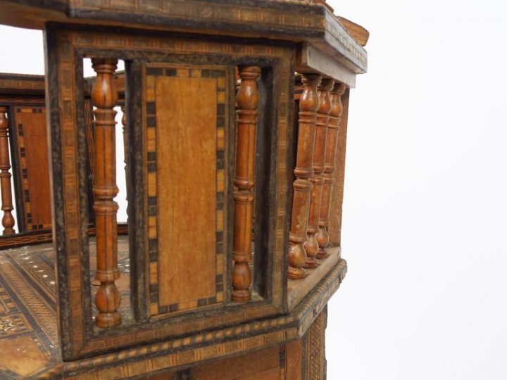 Fauteuil syrien 1900 en marqueterie.